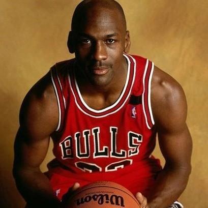 被赠送云达不莱梅印有8号的球衣，克罗斯：这是合同报价吗（收到云达不莱梅8号球衣，克罗斯打趣：这是合同报价？）