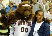 欧冠决赛用球谍照：包含白+深紫，灵感来自举办城市布达佩斯（欧冠决赛用球疑似曝光：白与深紫配色，灵感源自布达佩斯）