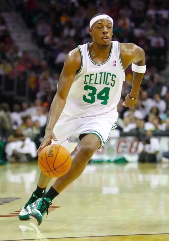 他的节奏变化太迷人了（他对节奏的拿捏令人沉醉）