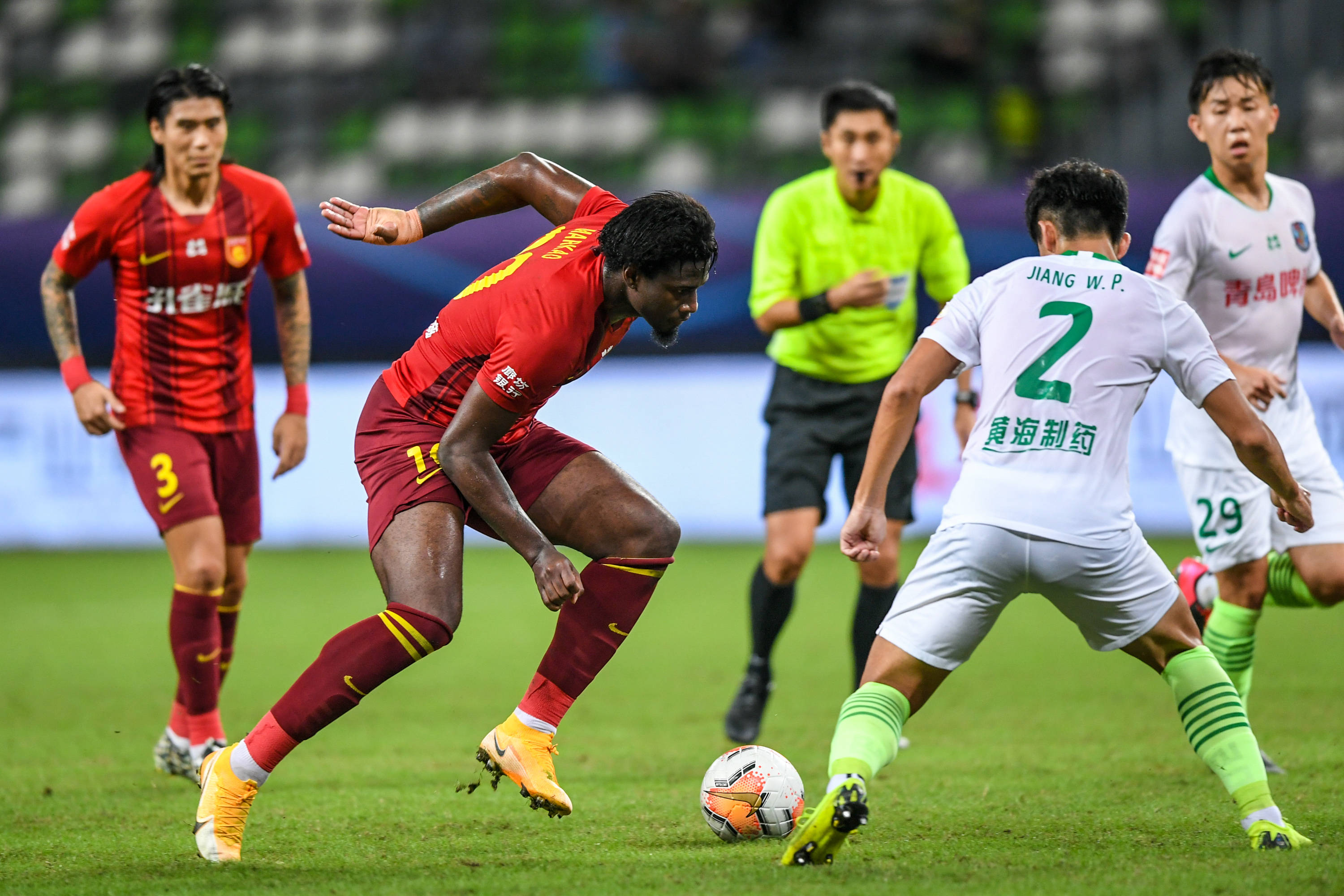 灾难级表现！科纳特面对哈兰德和多库的1v1，两次被对方进球（崩盘级发挥！科纳特在与哈兰德和多库的1v1中两度被破门）